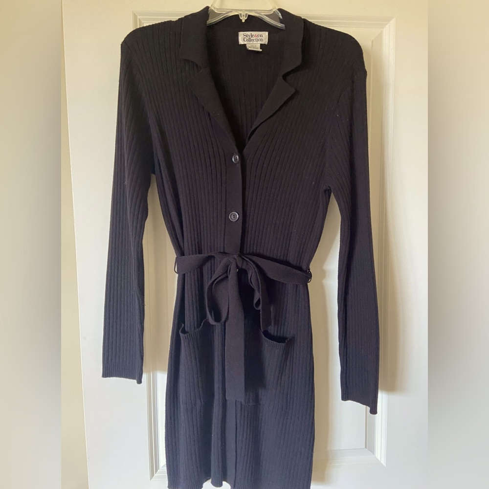 Black ribbed hip-length long-sleeve cardigan sweater with collar and self-tie